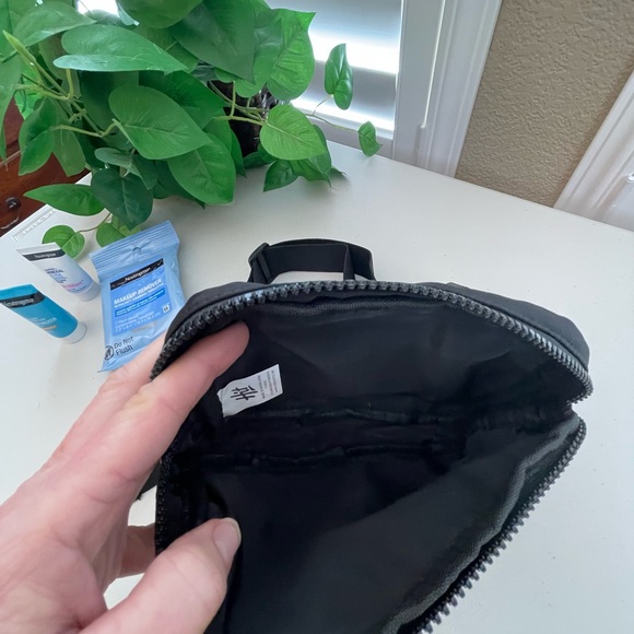 Neutrogena Belt Bag, 1-Lrg Zip Pocket , 1-Smaller Zip Pocket with products. - Picture 5 of 9